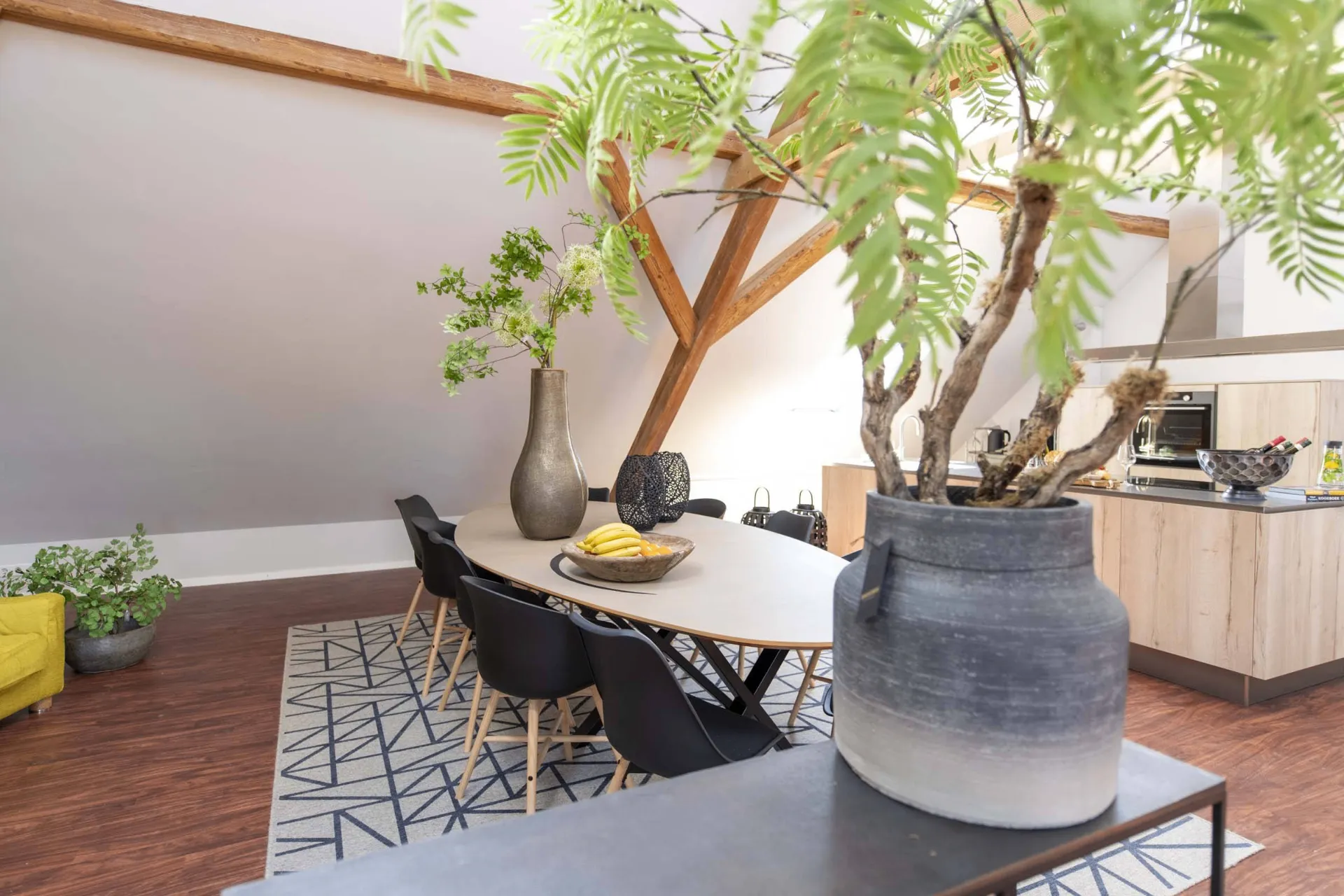 Leefkeuken met eettafel en groen