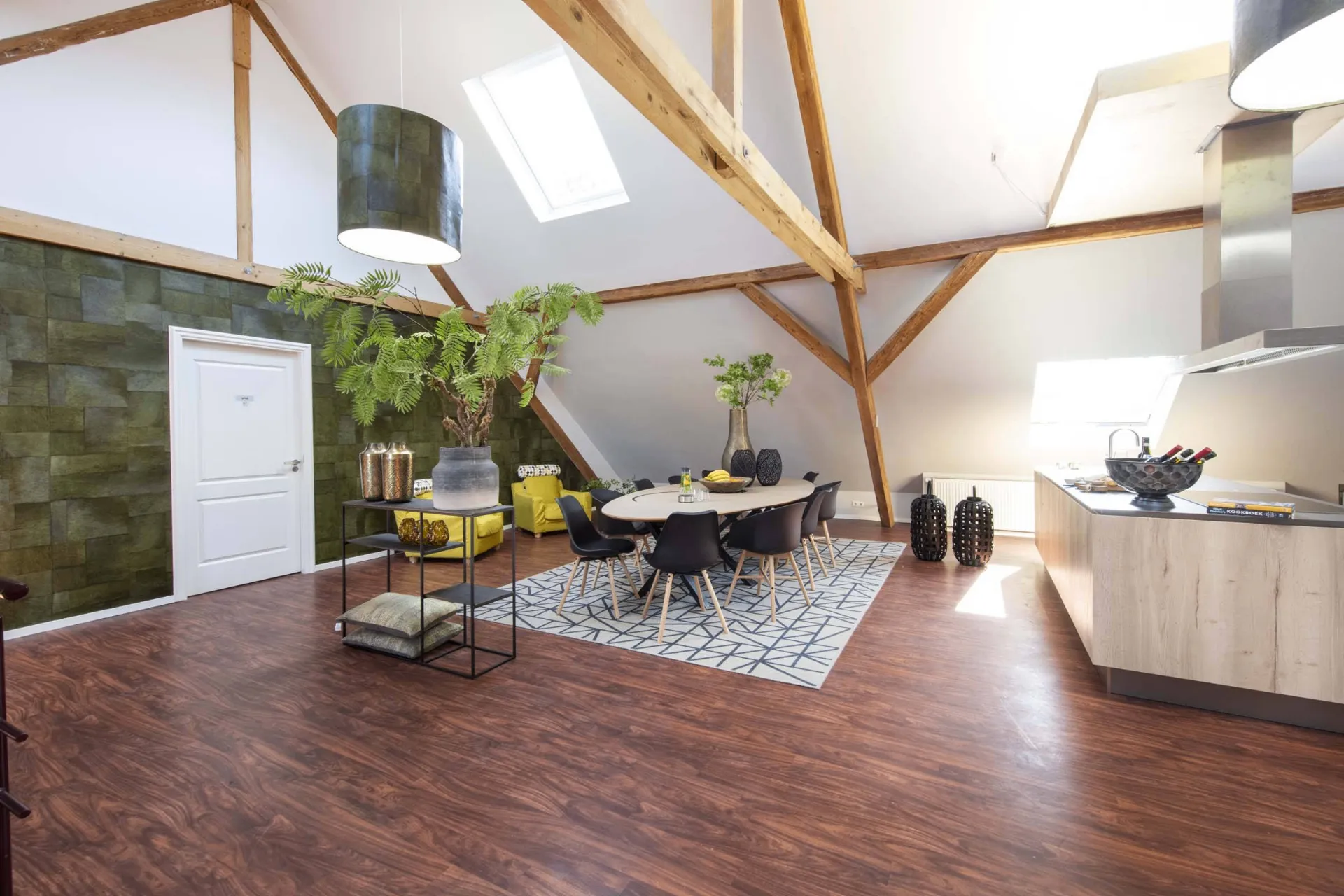 Zicht op leefkeuken met houten balken