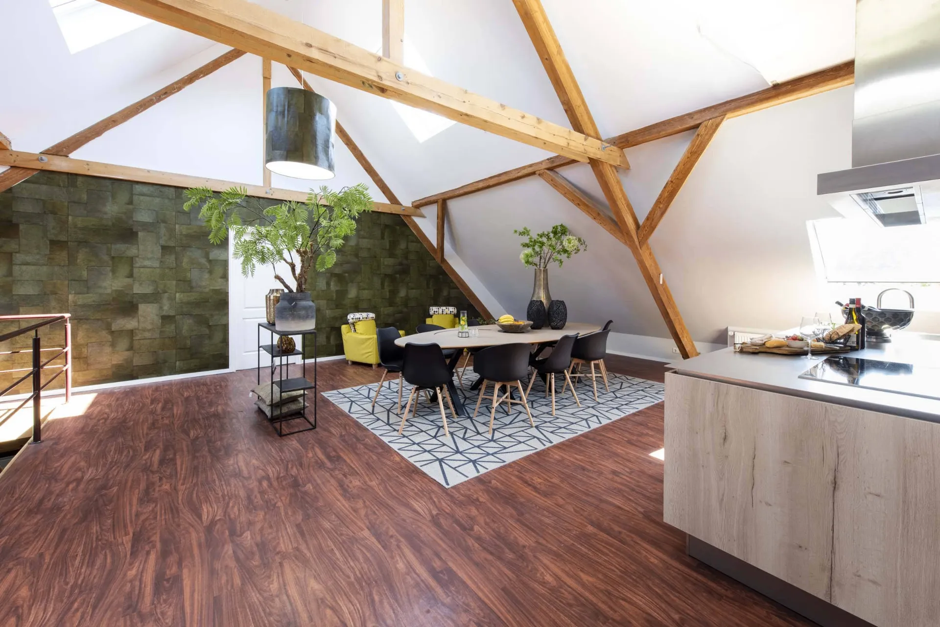 Ruime leefkeuken met loungehoek