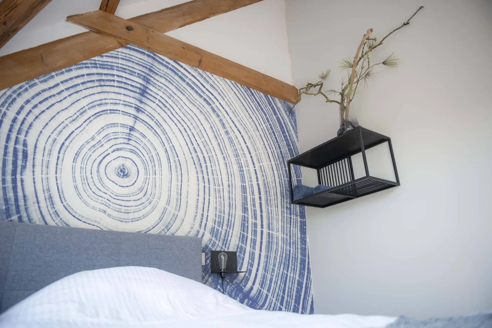 Wallpaper with wooden beams in Suite 3