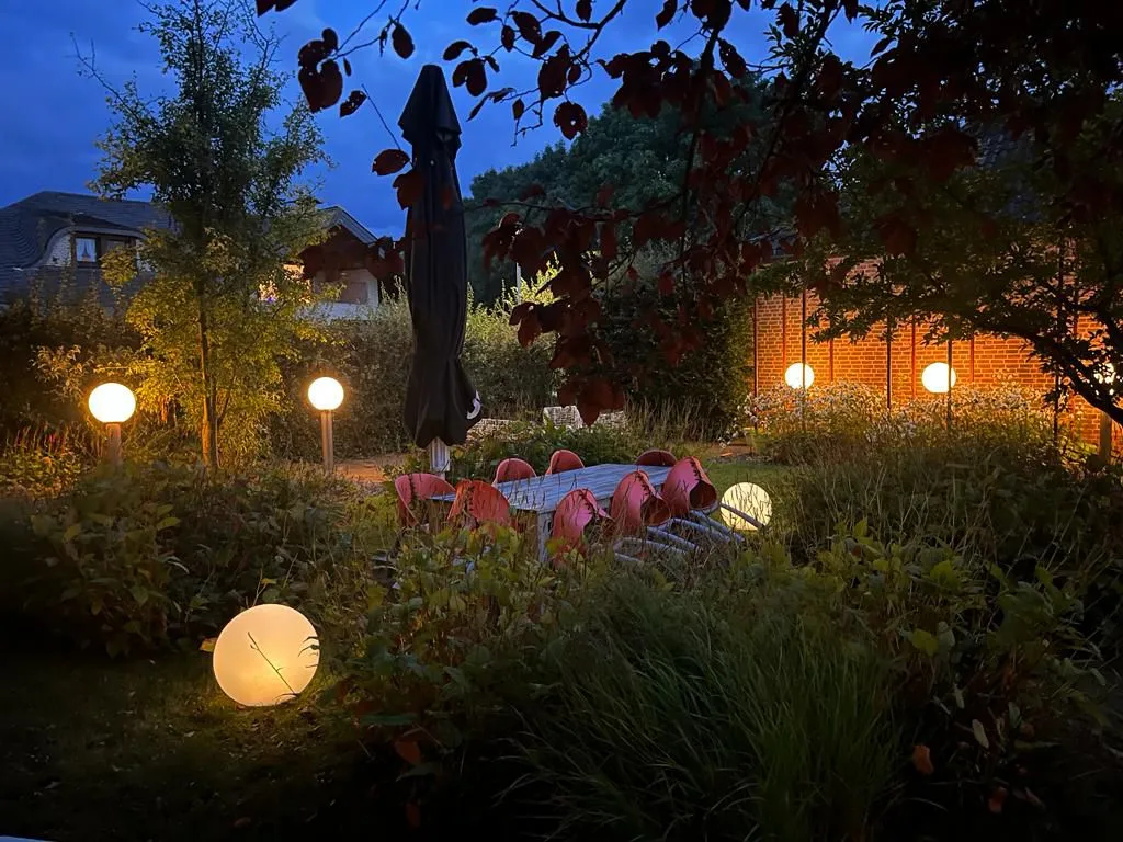 Tuin in de avond met sfeerverlichting en bollampen